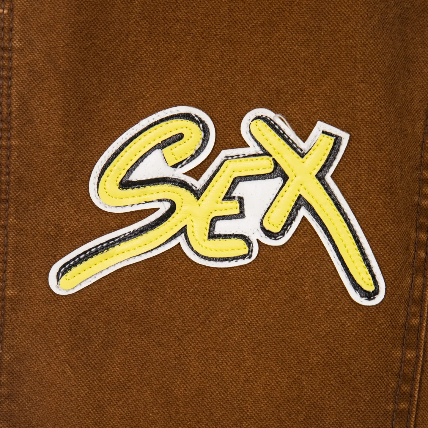 P260 Chrome Hearts new logging pants, yellow patchwork leather embroidered jeans, are a hot trend this season and are sought after by countless celebrities and fashionistas. The neat details of the cutting process add color to the playful fashion! The neat and meticulous design, and the well-fitting structure is unique. The upper body not only has outstanding recognition, but also looks younger and younger. A style with the ultimate wearing meaning and performance, gorgeous color matching, and the craftsmanship of this style is also extremely extraordinary. After the finished product is washed, it is disassembled and hand-made with sheepskin cross leather and then spliced ​​together to complete. The whole piece has too many craftsmanship to describe. It is decorated with patchwork cross flowers and high-waisted washed jeans! ! Absolutely high-end luxury product, a god-level single product, a super popular product, made by top heavy industry, a magic weapon that cannot be missed. Style number: 1848# Size: 28 30 32 34 36 Color: yellow brown